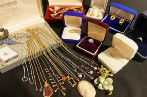 Trang-suc-si-nhat-co-tot-khong